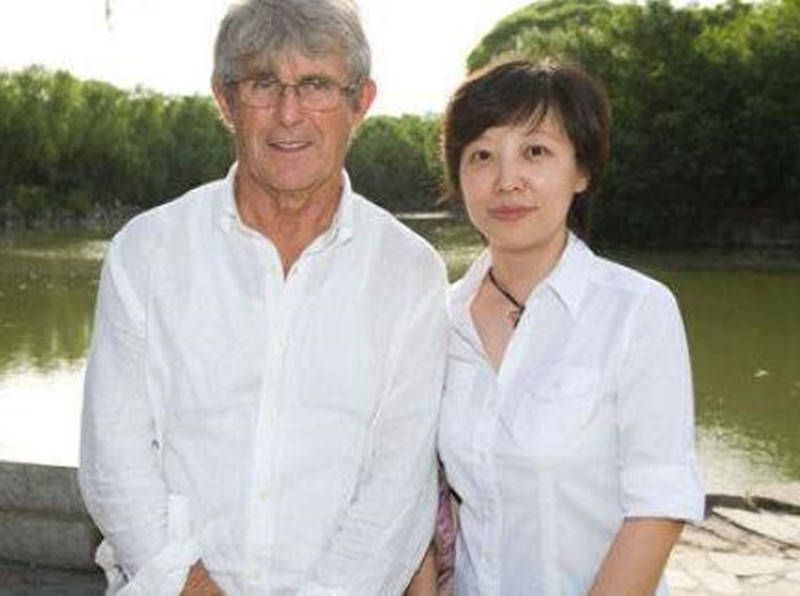 至于杜海清和苏知鱼......我觉得可能性小一点，苏家和叶家一样，都是全国最顶尖的家族之一，对家族成员的保护非常到位，没有任何一家媒体，敢不经过这些大家族同意，就曝光他们的成员信息，所以，就算是金陵首富，想弄清楚苏家的成员资料都非常难，更何况刘战这么一个通缉犯。